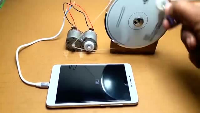 教你三分钟做1个简易手摇发电机给手机充电!再不用犯怵手机没电了