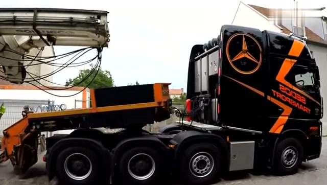 80万买的大型奔驰大拖车,一般司机不敢开,因为驾驶室很高级