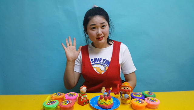 花园宝宝的生日礼物漂亮的蛋糕