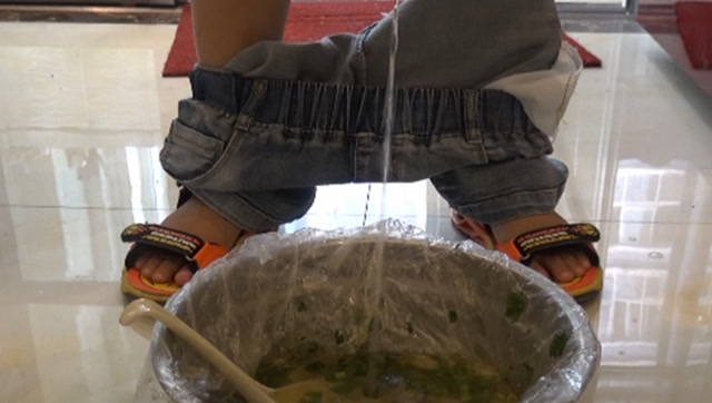 农村小孩子居然尿在馄饨里,被不知情的爸爸吃了,结果小编笑了
