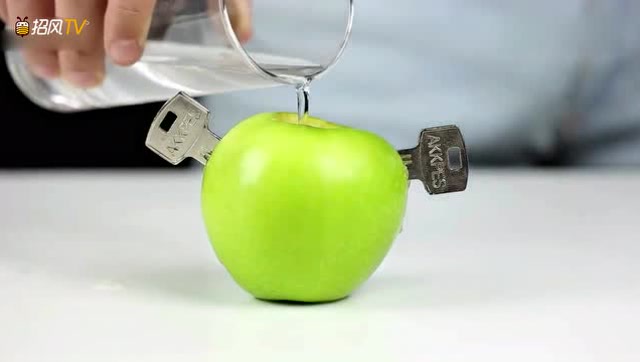 苹果也能发电,轻松点亮一盏led灯,你也可以做得到,很容易