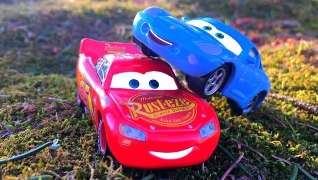 闪电麦昆和莎莉开心玩耍