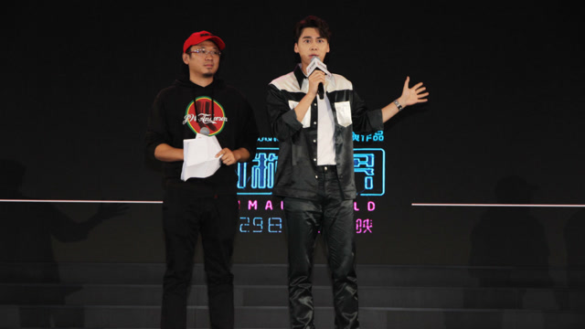 动物世界导演韩延与主演李易峰在电影推介会上开启互捧模式