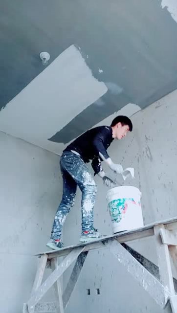 实拍工地农民工小伙刮腻子,动作行云流水,手法比老师傅还娴熟