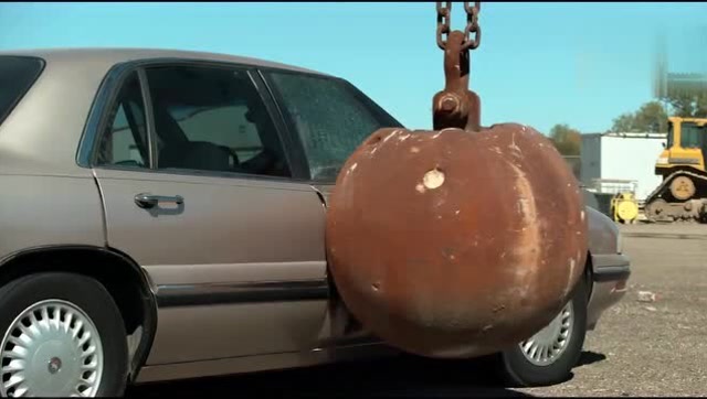 牛人用巨巨型铁球撞击汽车,用慢镜头回放,才知道有多霸气!