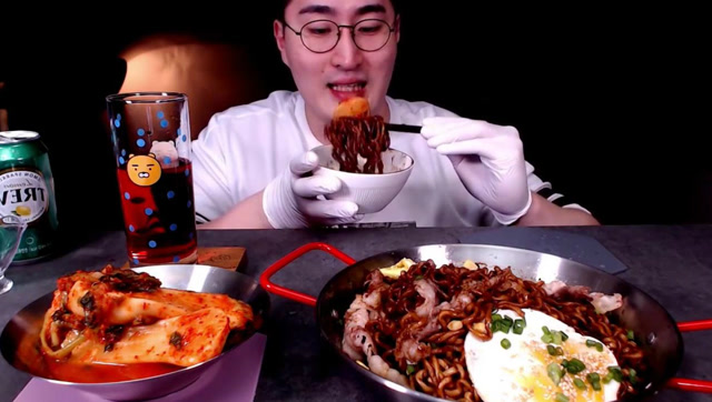韩国帅哥晚餐吃炸酱面,配上两只五分熟的荷包蛋,吃得津津有味!