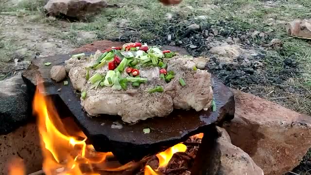 谁说美食一定要用锅做, 看咱们农村小伙做的石板烤肉, 色香味俱全