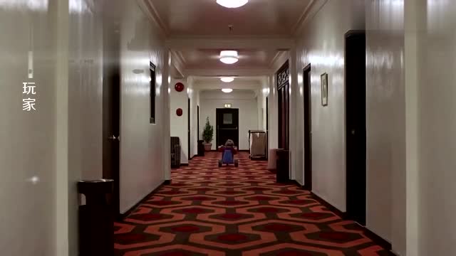 《闪灵》经典骑车片段,丹尼在走廊骑车,突然看见了双胞胎!
