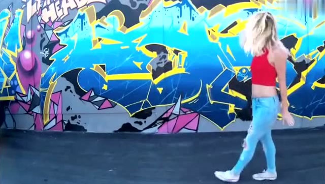 舞曲《faded》,美女跳鬼步舞是怎样?