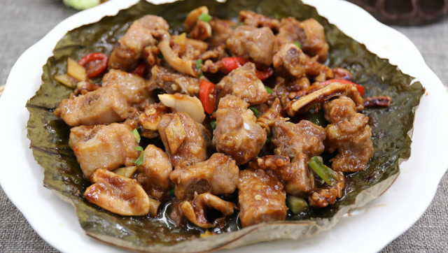 正宗赣菜荷叶蒸排骨的做法蒸排骨的做法成菜有滋阴壮阳补血攻效