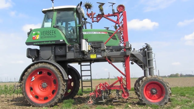 德国研发神器,大高个自动拔草机,效率成倍提高农民会失业吗