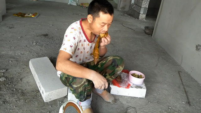 农民工川哥:工地上吃的午饭,粽子里包的这种馅料,也太好吃了