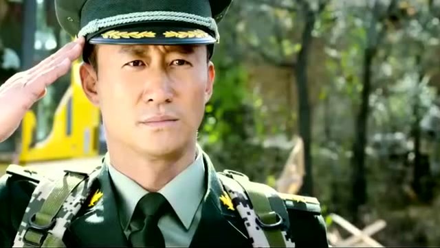 战狼2 ,冷锋脱下军装经所有愤怒都化为一脚,感人泪下.