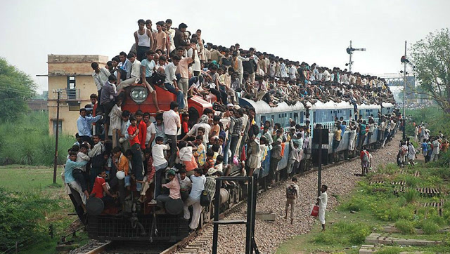 印度的"无头火车"现身,载着上千人跑了有13公里,路人都惊呆了!