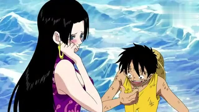 女帝被路飞抱在怀里,以为这就是传说中的结婚