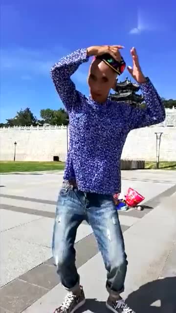 80岁老大爷跳娘炮舞,扭得真带劲,我也是服了!