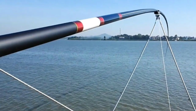 钓友用32米长大炮竿钓鱼,钓上来的东西也不得了!