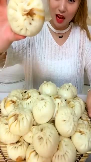 美女不愧是吃货啊,牛肉馅大包子吃的嘎嘎香,真厉害啊
