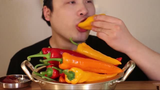 吃播网红donkey挑战生吃辣椒 吃完一盆20条好爽!