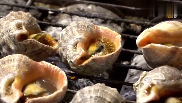 看台湾夜市的烤海螺怎么样?一盒六个200台币,你觉得贵吗?