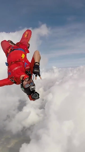 从10000米的高空跳下,穿过层层白云