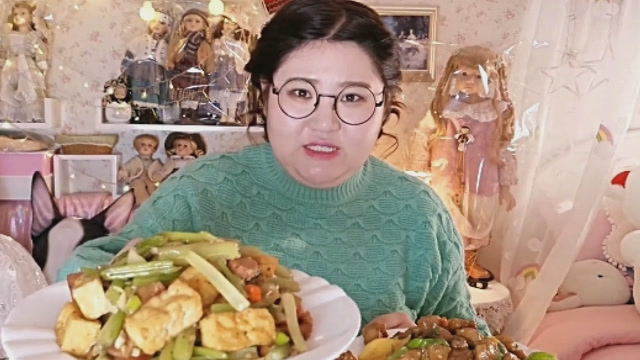 中国吃播胖妞吃东北大杂炒肉段看了她的吃播我才知道什么叫美食