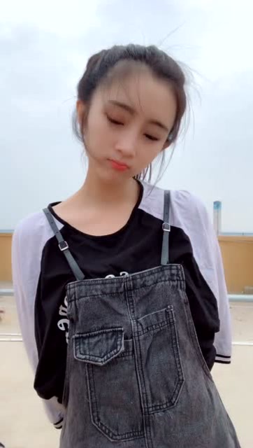 好美的小姐姐,卖萌嘟嘴可爱极了