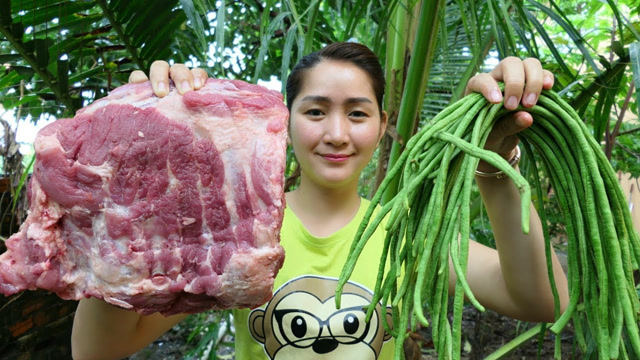 柬埔寨女子做美食,弄来猪排和长豆角,看看她是什么吃法?