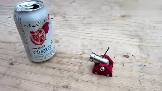 威力不小,火柴盒般大的迷你炮能射穿易拉罐