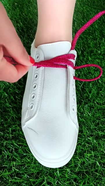 最潮流的小白鞋系鞋带方法,宅女变女神