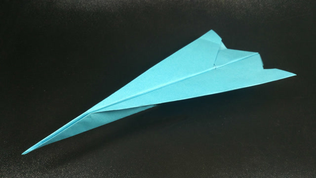 2分钟教你折个螺旋飞行轨迹的三角翼特技纸飞机,简单易学哦!
