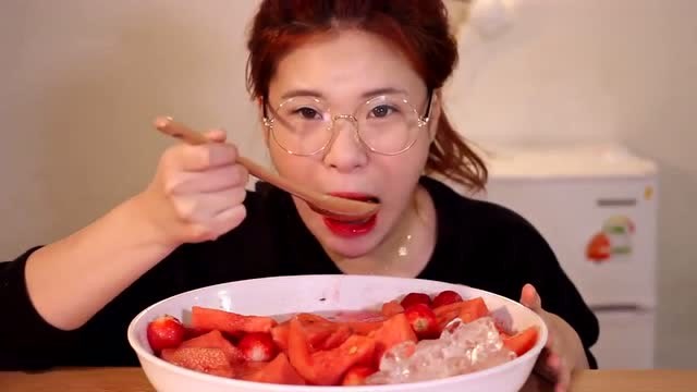 donkey妹妹吃冰镇西瓜草莓,非常解渴