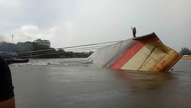 大铁船翻了,七八艘渔船合力打捞