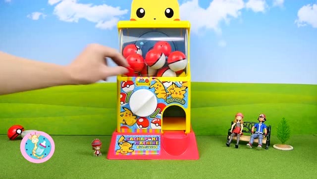 神奇宝贝皮卡丘扭蛋机装满精灵球