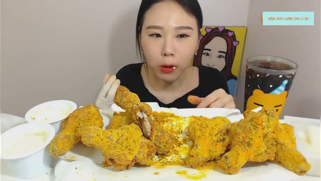 美女姐姐吃炸鸡腿,咬一口脆脆的,太过瘾了!