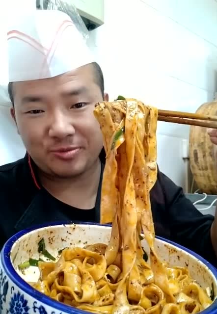 陕西面条哥,吃面不吃辣椒改吃大蒜了,还是吃的那么香!