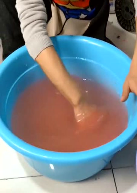 全网最夸张的玩假水,一大盆子,难道不花钱来的啊