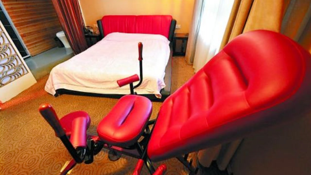 情侣房床尾为什么都会放一个凳子?其名叫"春凳",原因为了方便?