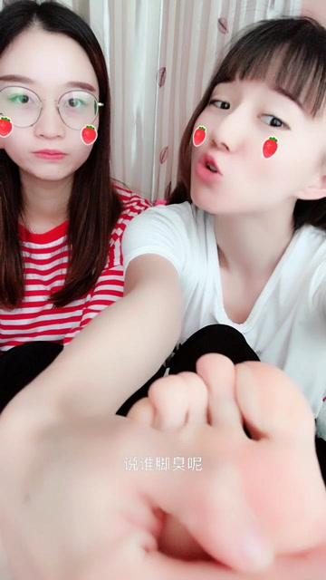 说谁脚臭呢 给你闻闻