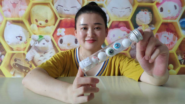 试吃超火的"眼珠糖",看着好奇怪,你们敢吃吗