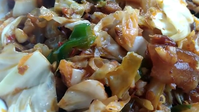 一道美味的莲白盐煎肉安利给你,是四川特色家常菜哦!