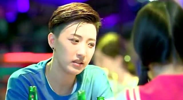 关小迪穿一身高中女校服出场,简直美翻了