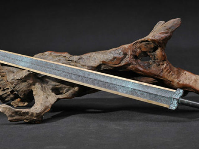 盖大楼挖出千年陨石宝剑,金光耀眼散发寒气冰冻一切,称天下第一剑