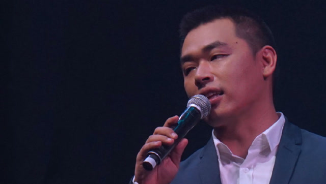 世界街舞大赛中国队让人骄傲,主持人廖博为选手擦地,细节看人品