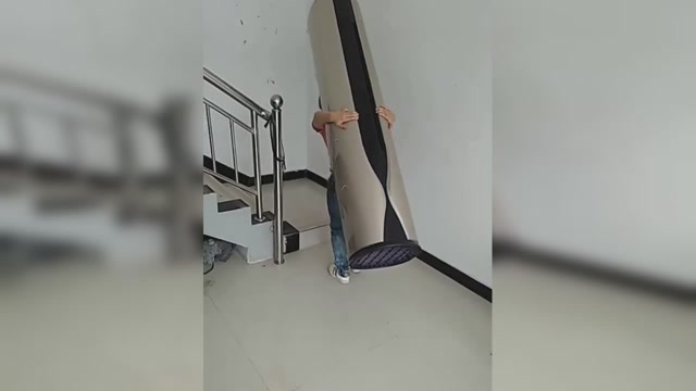 90后的姑娘背着空调上楼!这就是不需要男人的女人