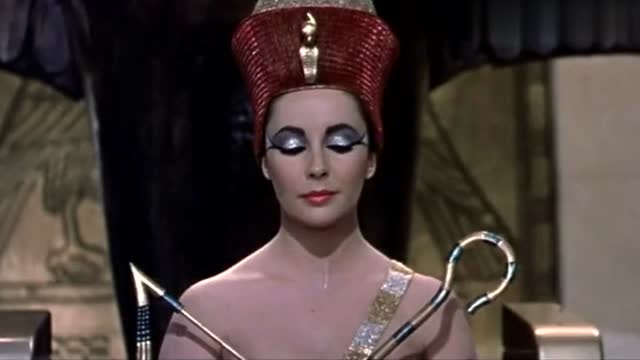 罗马帝国凯撒大帝,凯撒大帝向埃及女王下跪,引起罗马将军不满!