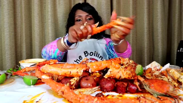 美国黑人阿姨第一次吃沸腾的帝王蟹,蓝蟹和龙虾,大口吃胃口真好