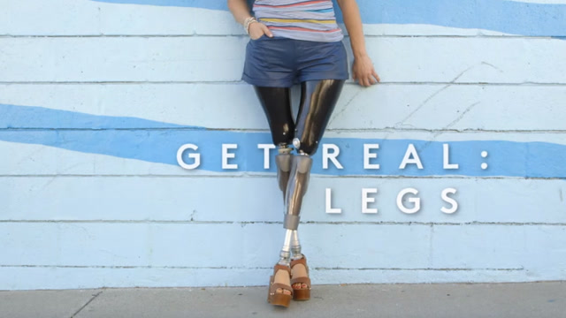 女孩生病失去了双腿,安装假肢后,依然每天穿高跟鞋,短裤出门!