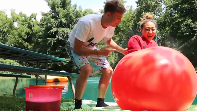 国外美女的作死实验,把自己装进气球里尝试跳水,结果却太尴尬!