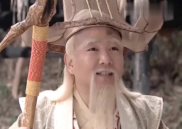 铁拐李拿着拐杖往地下一杵,土地钻出地面,脑门上黑了一块!